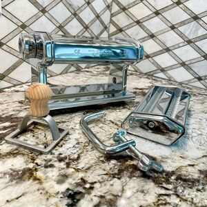Marcato Atlas 180 Pasta Maker. LIKE NEW.  BONUS: Cookbook